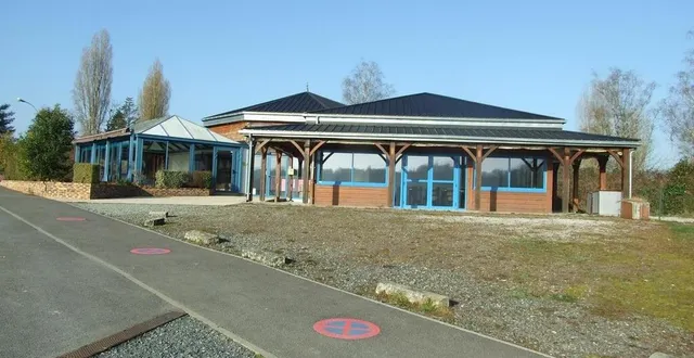 photo  le restaurant le chalet du lac, objet de discussions houleuses entre la municipalité de tuffé (sarthe) et david et christophe smith, gérants du bistrot de l’abbaye.  &copy;  ouest-france 