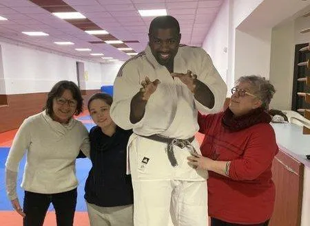photo  fabienne aulnette, présidente du club de judo (à droite en rouge), marie guémas, entraîneure (en noir), et aline maugeais, conseillère à la mairie (à gauche).  &copy;  document remis 