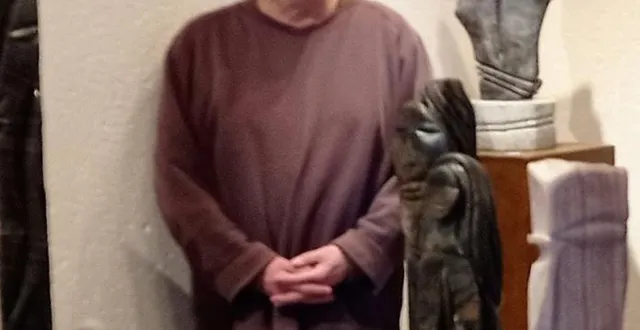 photo  éric mortain présentant ses sculptures en granit des quatre coins du monde.  &copy;  ouest-france 