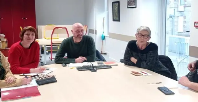 photo  amélie amiot, coordinatrice du clic orne, audrey chevalier, chargée de mission prévention, stéphane gautier référent commission cinéma, isabelle chopin et dominique goupil bénévoles, lors de la réunion de préparation de la soirée.  &copy;  ouest-france 