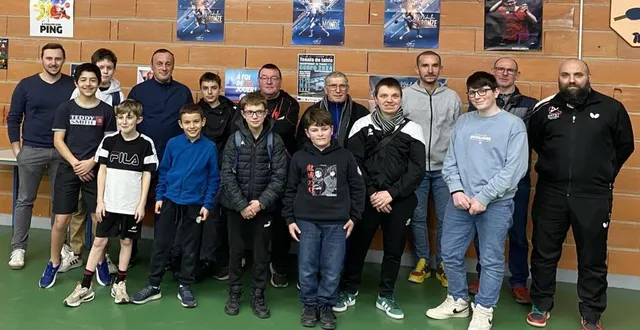 photo  les joueurs et dirigeants de la vigilante tennis de table se sont réunis pour accueillir leurs sponsors dans leur gymnase.  &copy;  le maine libre. 