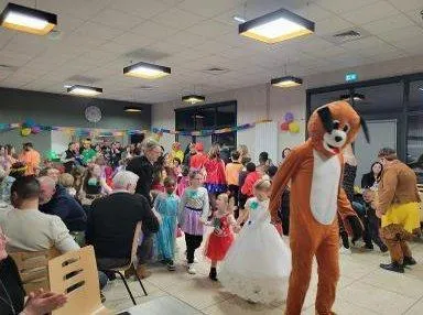 photo  le carnaval dans la salle des fêtes a attiré beaucoup de monde.  &copy;  comité des fêtes saint rémy. 