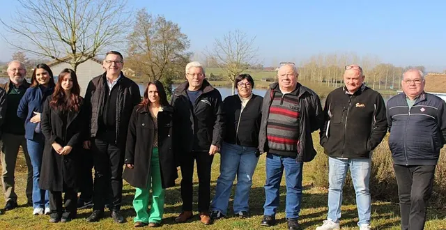 photo  françois boussard, l’équipe d’accueil et les partenaires réunis à la base de loisirs pour lancer la saison touristique.  &copy;  le maine libre 