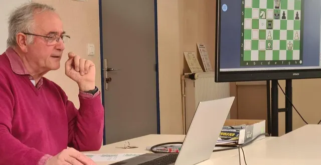 photo  exercices pratiques à l’appui, pascal le fournier dispense ses conseils au lycée guéhenno lors d’ateliers dédiés au jeu d’échecs.  &copy;  ouest-france 