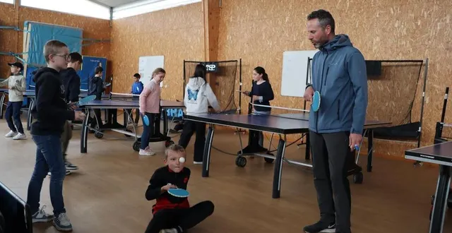 photo  en compagnie de m. auffret, coordinateur de cette journée d’accueil des élèves de cm2, les futurs 6e ont découvert les cours d’éducation physique et sportive (eps).  &copy;  ouest-france 