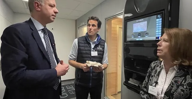 photo  le centre pluridisciplinaire innov’santé a été officiellement inauguré à damigny la 6 mars 2025. le préfet, christophe jallet, découvre l’une des offres de soins, la cryothérapie.  &copy;  ouest-france 