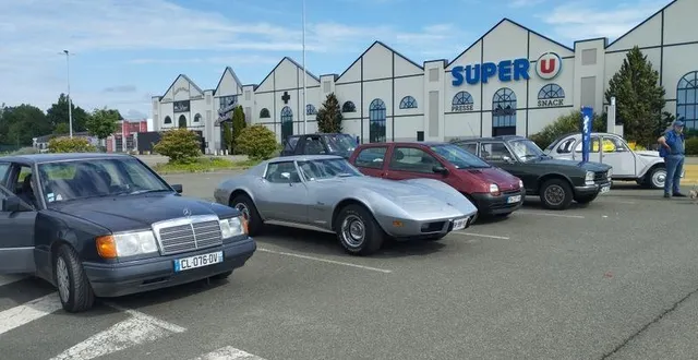 photo  à chaque balade touristique le club sort de belles voitures de collection  &copy;  archives le maine libre 