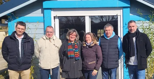 photo  nathalie thiebaud (3e en partant de la gauche) et les cinq élus qui seront sur sa future liste.  &copy;  collection privée 