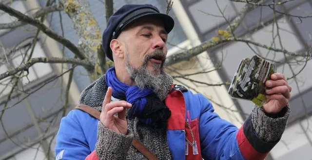 photo  hyppolite le crieur public incarné par olivier hédin.   &copy;  le maine libre 