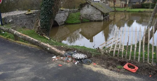 photo  l’accident s’est produit en bordure de verzée, au niveau de l’entrée de bourg d’armaillé. le bord de cette rivière est aménagé avec une palissade et une lice de bois.  &copy;  ouest-france 