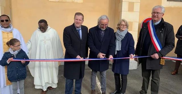 photo  les élus et prêtres de la paroisse d’écommoy ont inauguré samedi les travaux de rénovation de l’église de saint-biez-en-belin   &copy;  le maine libre 