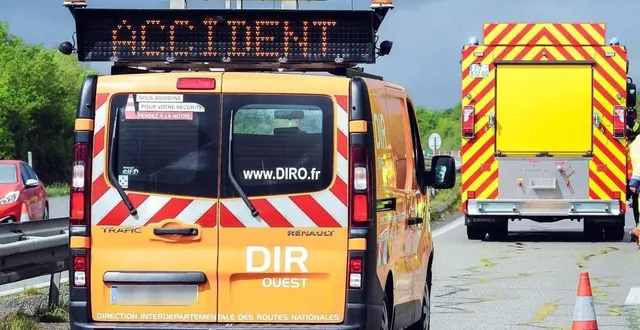 photo  la circulation est bloquée dans le sens nantes - paris.  &copy;  archives ouest-france 