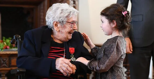 photo  angers, samedi 8 mars 2025. bianca, 4 ans, a apporté l’insigne d’officier de la légion d’honneur à son arrière-grand-mère.  &copy;  co – josselin clair 