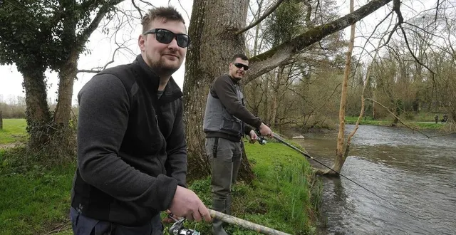 photo  théo dauty (au premier plan), 25 ans, et camille dolci, 23 ans, sont venus s’offrir un moment de détente au bord de ce bras secondaire de la sèvre, à chauray, près de niort.  &copy;  co – christophe bernard 