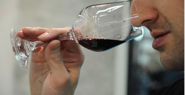 photo  salon des vins de loire illustration pour les vins rouges, roses et blancs des differents terroirs tout au long de la loire.  &copy;  archives co 