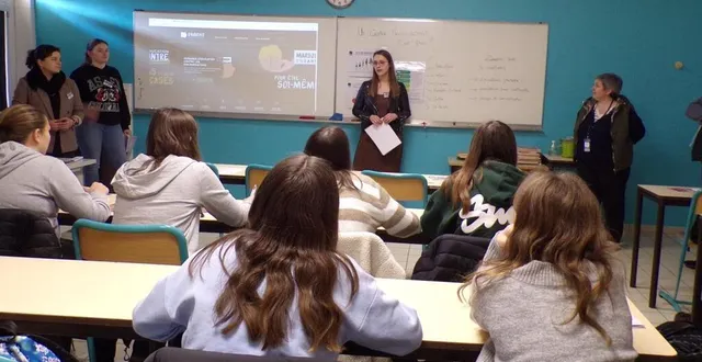 photo  des professionnels du centre rabelais de changé sont venus présenter leur filière lors du forum des métiers au collège.  &copy;  le maine libre 