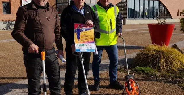 photo  yannick, jean-françois et philippe mesurent le parcours.  &copy;  le maine libre 