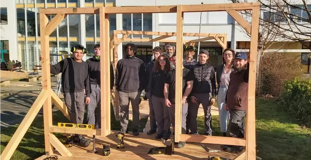 photo  les élèves de la section menuiserie sont très motivés pour participer à cette belle initiative.  &copy;  le maine libre 