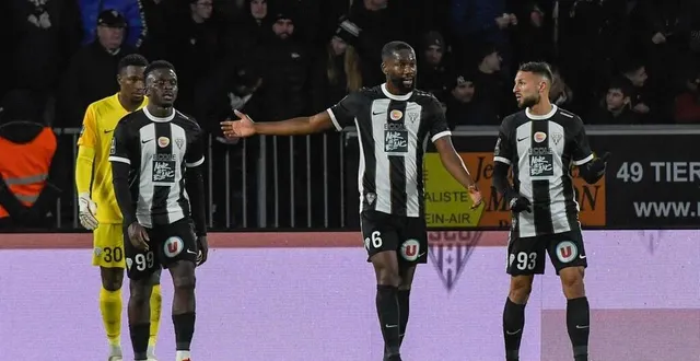 photo  jean-eudes aholou (au centre).  &copy;  co - laurent combet 