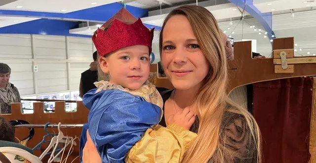 photo  anna, ici dans les bras de sa maman mélanie, sont venues de cherreau pour participer aux animations.  &copy;  le maine libre 