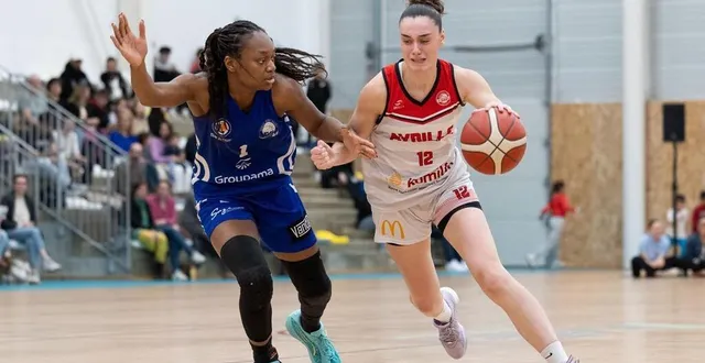 photo  amegnaglo et les saumuroises ont dominé avrillé.  &copy;  co - régine lemarchand 