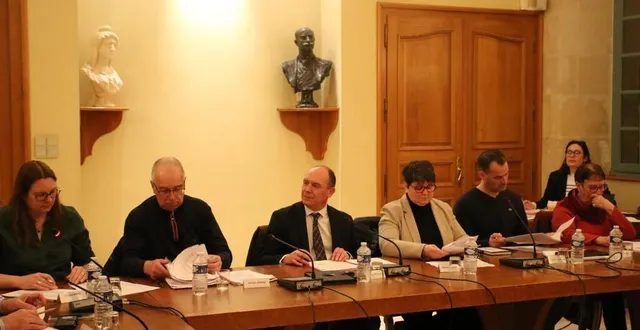 photo  le maire de mamers, frédéric beauchef (3e à gauche), accompagné des cinq adjoints, lors du conseil municipal du jeudi 6 mars 2025.  &copy;  ouest-france 