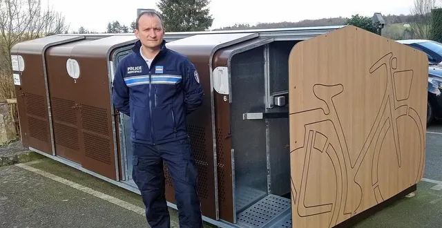 photo  vincent salido, policier municipal, lors de sa campagne d’information du public au sujet de modifications apportées à deux arrêtés municipaux.  &copy;  ouest-france 