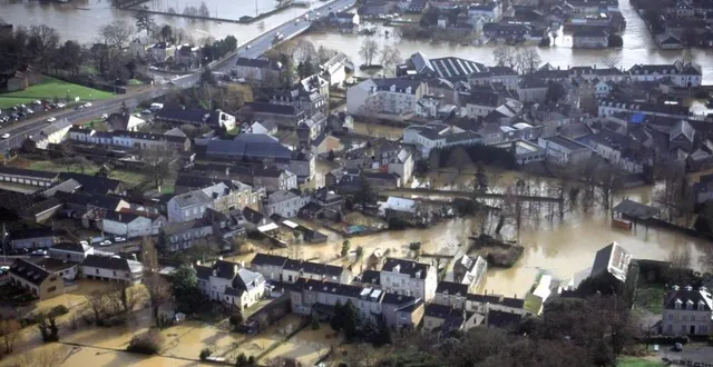 photo  inondations de janvier 1995 : vue aérienne de la ville de sablé-sur-sarthe prise le 28 janvier  &copy;  archives ouest-france 