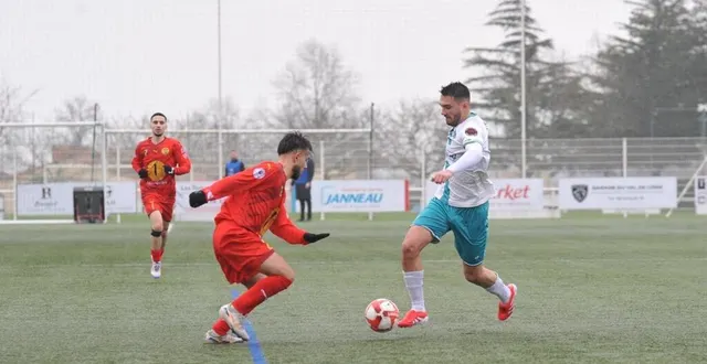 photo  les attaquants de saint julien en action face aux manceaux.  &copy;  michel fraudeau 