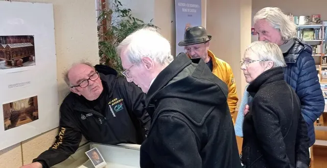 photo  gilles susong, au premier plan, évoquant, devant des visiteurs de son exposition, le parcours d’aliénor d’angleterre qu’il nomme affectueusement aliénor de domfront.  &copy;  ouest-france 