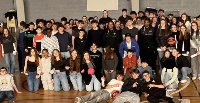 photo  une journée de rencontre et d’échanges riches entre les joueuses de l’ufab et les élèves de 3e du collège saint-paul de thouarcé.  &copy;  co 