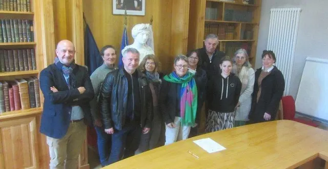 photo  élus béconnais et représentants des assurances axa et groupama ont signé un protocole d’accord de mutuelle communale.  &copy;  co 