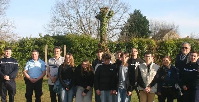 photo  la classe défense entourée de la lieutenante-colonelle moquet et des gendarmes charrière et verquerre  &copy;  le maine libre. 