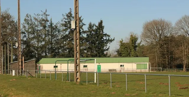 photo  une convention tripartite pour la mise à disposition du stade de foot avec fcml et bs2r.  &copy;  ouest-france 