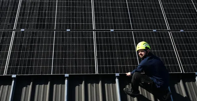 photo  écouflant, le 27 février 2025. installation de panneaux solaires sur le toit d’une entreprise par solarbird.  &copy;  co - josselin clair 