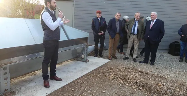 photo  david durand a expliqué aux élus et visiteurs le fonctionnement de la nouvelle chaufferie à plaquettes de bois.  &copy;  ouest-france 