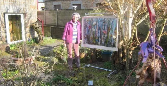 photo  gine guibout dans son jardin, présente une de ses toiles qui sera exposée à la blanchère  &copy;  ouest-france 