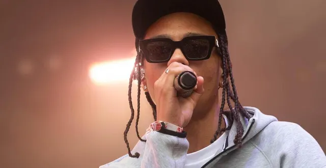 photo  le rappeur favé s’est trouvé pris à partie par deux jeunes hommes qui l’ont jeté à terre, en centre-ville du mans, samedi 8 mars 2025.  &copy;  zeïnaba diallo 