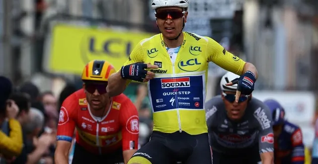 photo en remportant la deuxième étape de paris-nice après son succès la veille, tim merlier a conservé son maillot jaune de leader du classement général de l’épreuve. © david pintens / afp