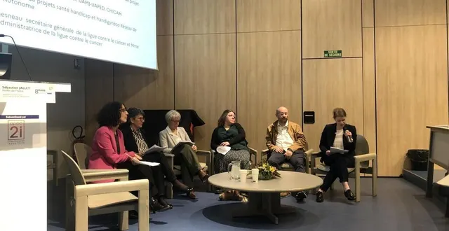 photo  des professionnels de la santé et des associations présentent les moyens mis à disposition des victimes de violences sexistes et sexuelles au centre universitaire de damigny (orne).  &copy;  ouest-france 