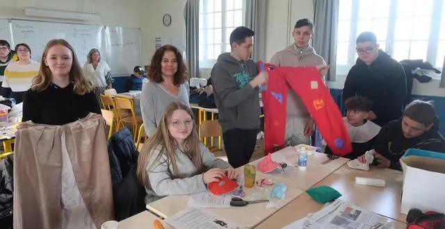 photo  beaufort-en-anjou, le 3 mars 2025. encadrés par leur enseignante noémie leboucher et par des membres du conseil d’administration dont la présidente sandra couvrand, les élèves de la mfr confectionnent masques et costumes.  &copy;  co - agathe le nueff 