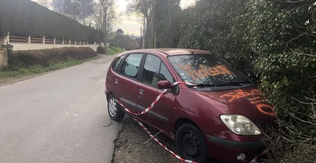 photo  le scénic rouge est abandonné sur la route des landes, au beau milieu d’un quartier résidentiel, depuis ce vendredi 7 mars.  &copy;  le maine libre 
