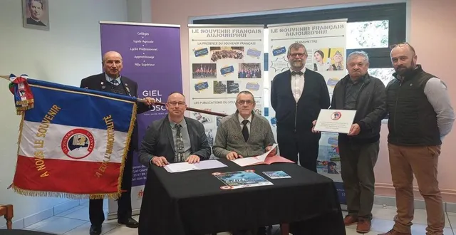 photo  françois montambault, président du conseil d’administration et joseph vivier, délégué départemental du souvenir français ont signé une convention pour la sauvegarde des sépultures des morts pour la france.  &copy;  ouest-france. 