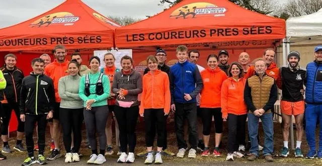 photo  les coureurs près sées se sont mobilisés pour venir en soutien au jeune arthur massy (au centre en bleu), jeune pilote de moto voué au succès.  &copy;  ouest-france 