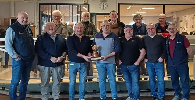 photo  les équipes finalistes posent ici dans le jeu de boule la liberté, en présence de jean-pierre gaurion, le président (à droite).  &copy;  ouest-france 