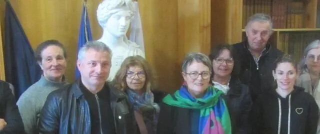 photo  les représentants des assurances axa et groupama avec les élus béconnais, après signature du protocole d’accord de mutuelle communale.  &copy;  ouest-france 