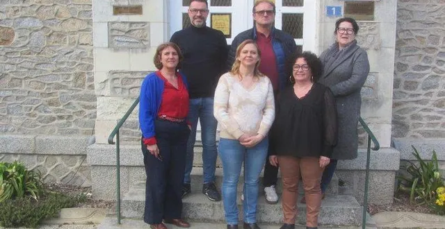 photo  de gauche à droite : au premier rang, la maire virginie guichard, hélène gillet cochelin, adjointe démissionnaire, et valérie dubray, sa remplaçante ; au second rang, emmanuel charles, premier adjoint, yannick caillaud, nouveau conseiller délégué, et chantal mahot, adjointe.  &copy;  co 