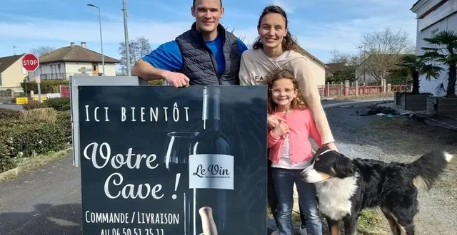 photo  arnaud gauvain (créateur), laura (sociétaire) et anna (6 ans) derrière l’affiche pour l’arrivée de la cave le vin de mes parents.  &copy;  ouest-france 