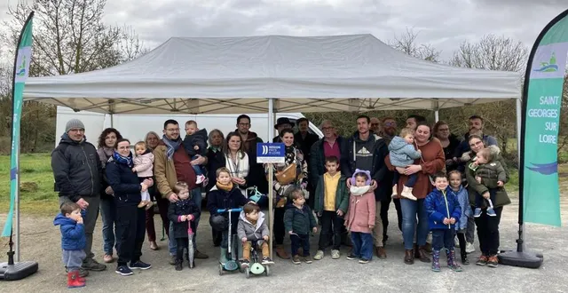 photo  les familles se sont réunies pour la plantation des arbres, dimanche 9 mars.  &copy;  co 