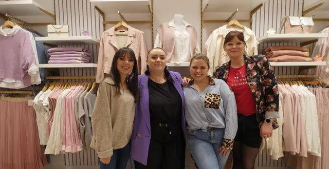 photo  la gérante melissa primel (deuxième en partant de la droite) entourée des trois salariées, claire chevalier, aya ghennem et charline lamar.  &copy;  ouest-france 
